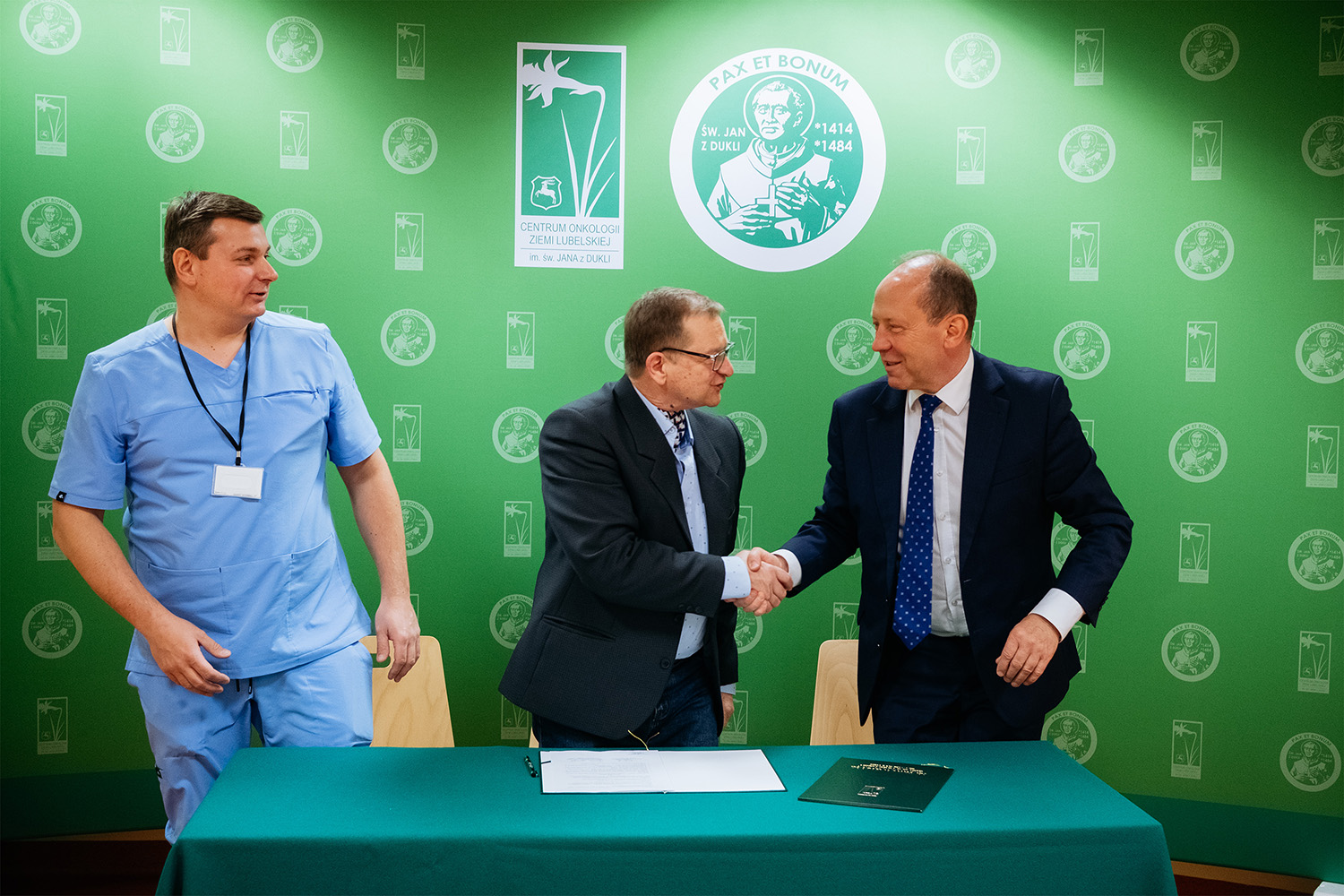 Podanie ręki po podpisaniu porozumienia